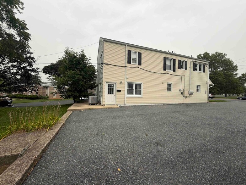 1737 Schoenersville Rd, Bethlehem, PA à vendre - Photo de l’immeuble – Image 3 sur 8