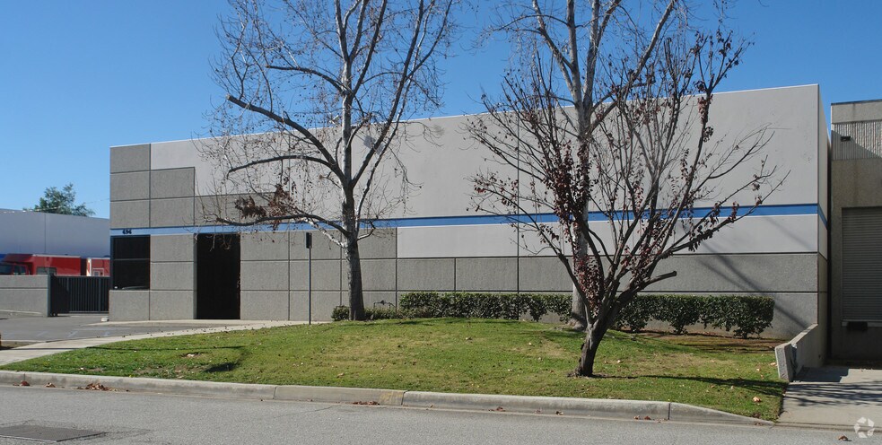 696 Arrow Grand Cir, Covina, CA à louer - Photo de l’immeuble – Image 2 sur 3