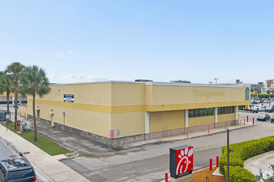 1700 W 49th St, Hialeah, FL à louer - Photo de l’immeuble – Image 3 sur 24