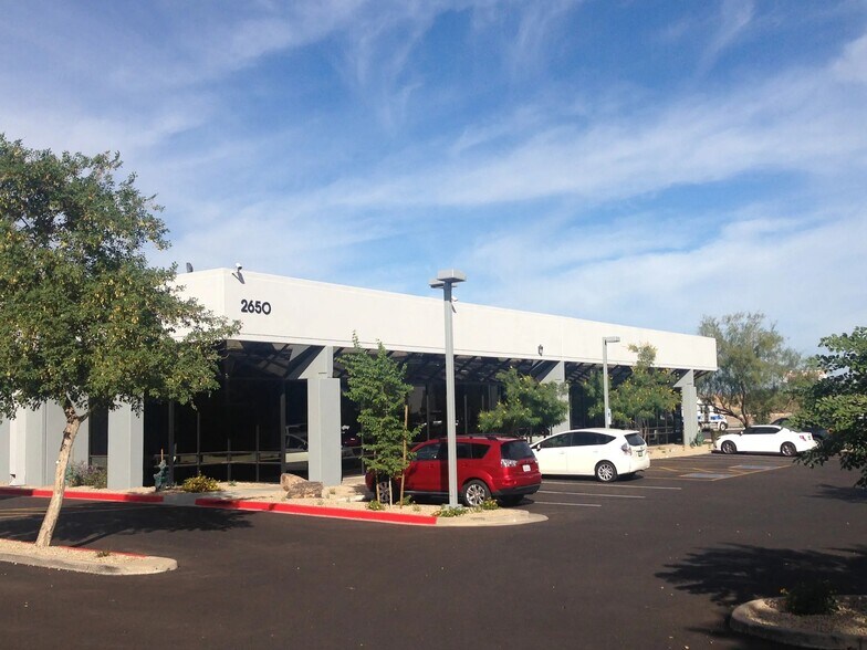 2650 S 46th St, Phoenix, AZ à louer - Photo de l’immeuble – Image 1 sur 3