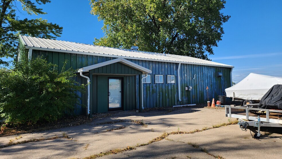 2189 Abraham Ln, Oshkosh, WI à louer - Photo de l’immeuble – Image 1 sur 3
