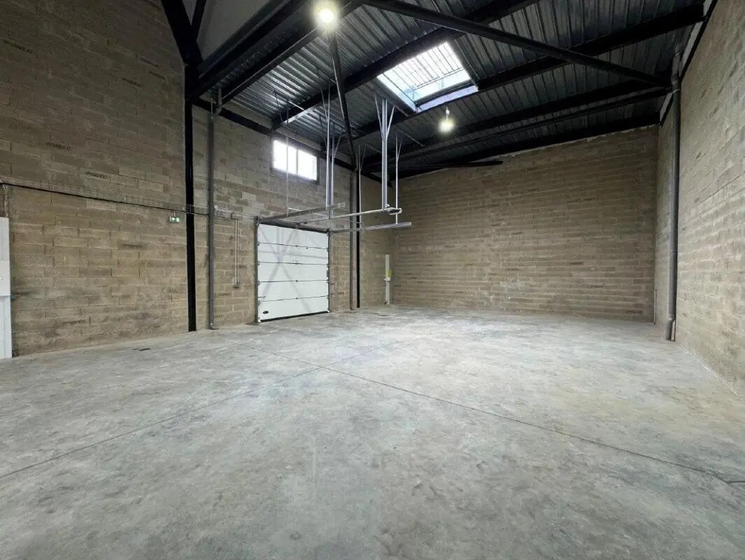 Industriel/Logistique dans Hérouville-en-Vexin à vendre Photo de l’immeuble– Image 1 sur 12