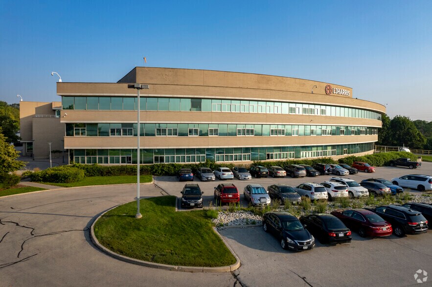 649 North Service Rd, Burlington, ON à vendre - Photo de l’immeuble – Image 1 sur 7