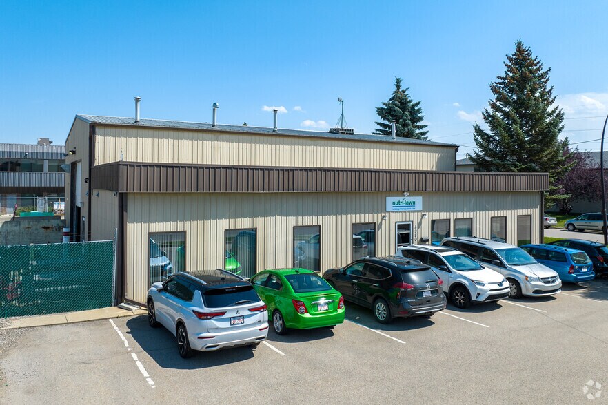 4980 28th St SE, Calgary, AB à vendre - Photo principale – Image 1 sur 14