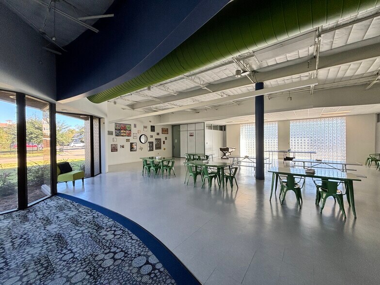 6801 Portwest Dr, Houston, TX à louer - Photo de l’immeuble – Image 1 sur 17