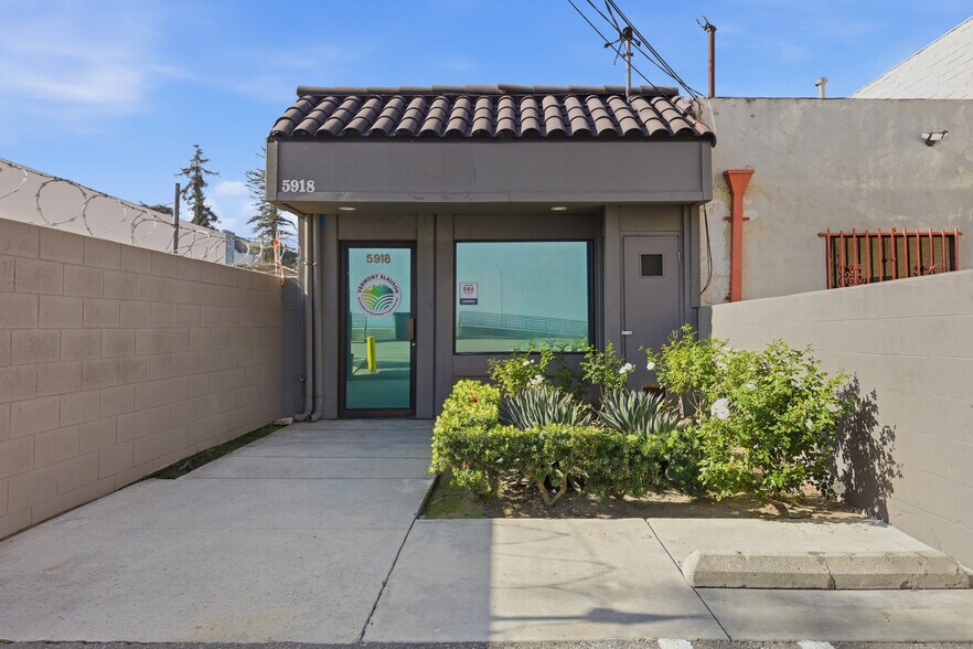 5918 S Vermont Ave, Los Angeles, CA à louer - Photo de l’immeuble – Image 1 sur 20
