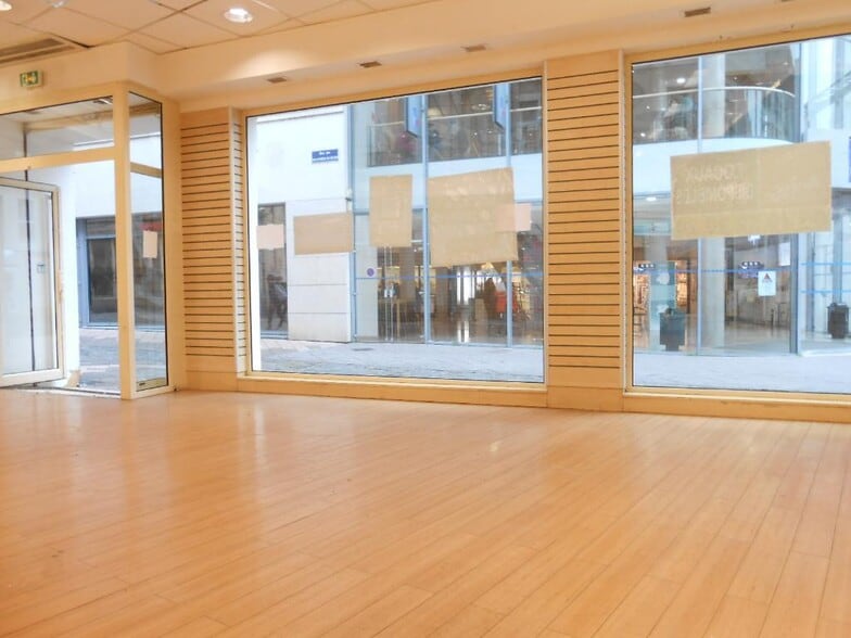 Local commercial dans Poitiers à louer - Photo de l’immeuble – Image 3 sur 7