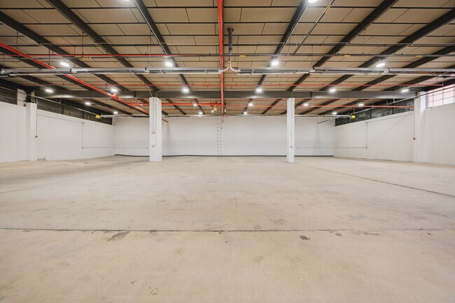 Plus de détails pour 555 Johnson Ave, Brooklyn, NY - Industriel/Logistique à louer