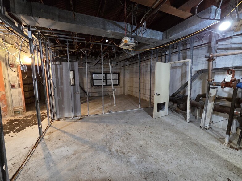 11112 Northern Blvd, Corona, NY à louer - Photo de l’immeuble – Image 3 sur 4