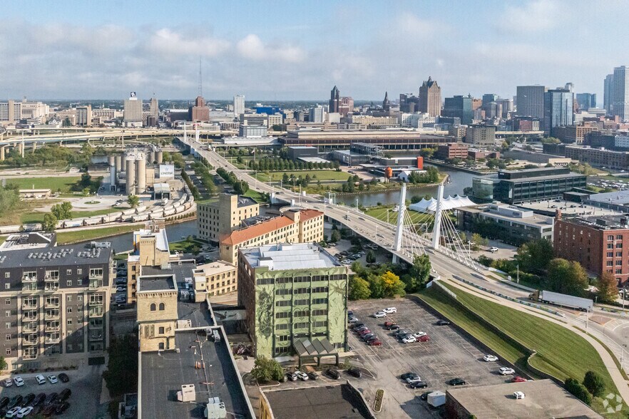 600 W Virginia St, Milwaukee, WI à louer - Photo de l’immeuble – Image 2 sur 5