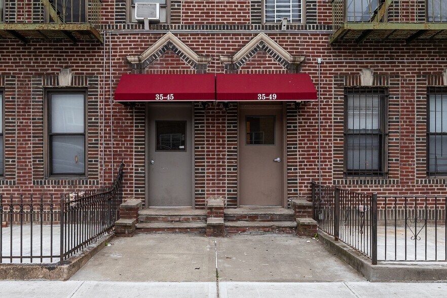 3545 Crescent St, Astoria, NY à vendre - Photo de l’immeuble – Image 2 sur 10