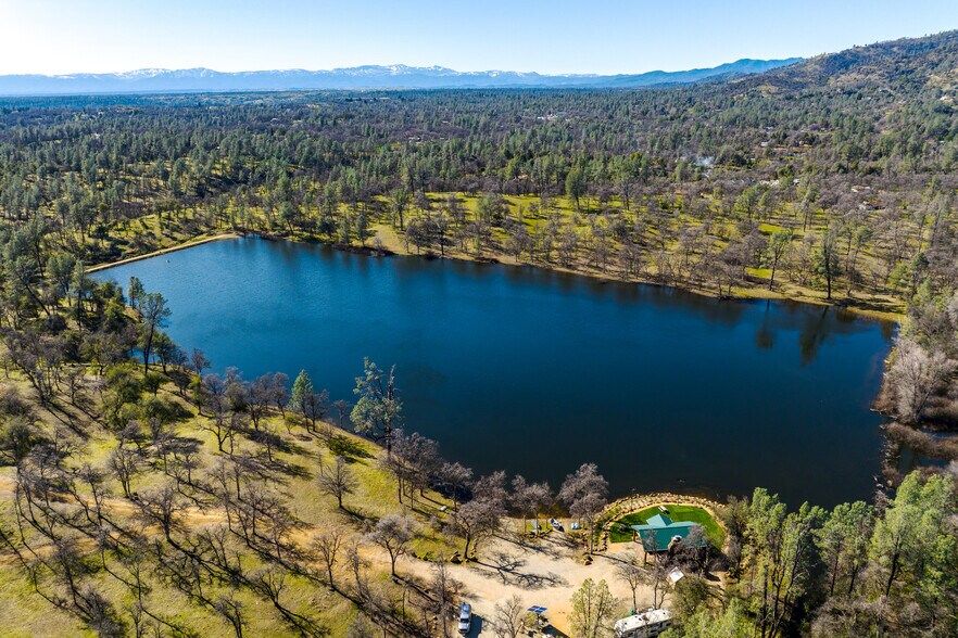 8499 Simmons Rd, Redding, CA à vendre - Photo principale – Image 2 sur 41