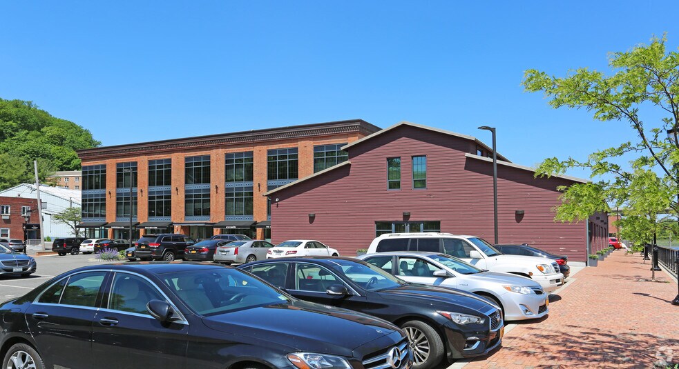 17-21 Lumber Rd, Roslyn, NY à louer - Photo de l’immeuble – Image 2 sur 2