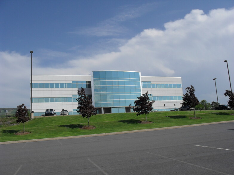 50 Glenmaura National Blvd, Moosic, PA à louer - Photo de l’immeuble – Image 2 sur 8