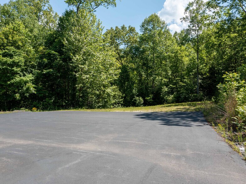 6573 NC 226 Rd, Spruce Pine, NC à vendre - Photo de l’immeuble – Image 2 sur 13