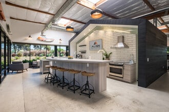 5451 Avenida Encinas, Carlsbad, CA à louer Photo intérieure– Image 2 sur 9