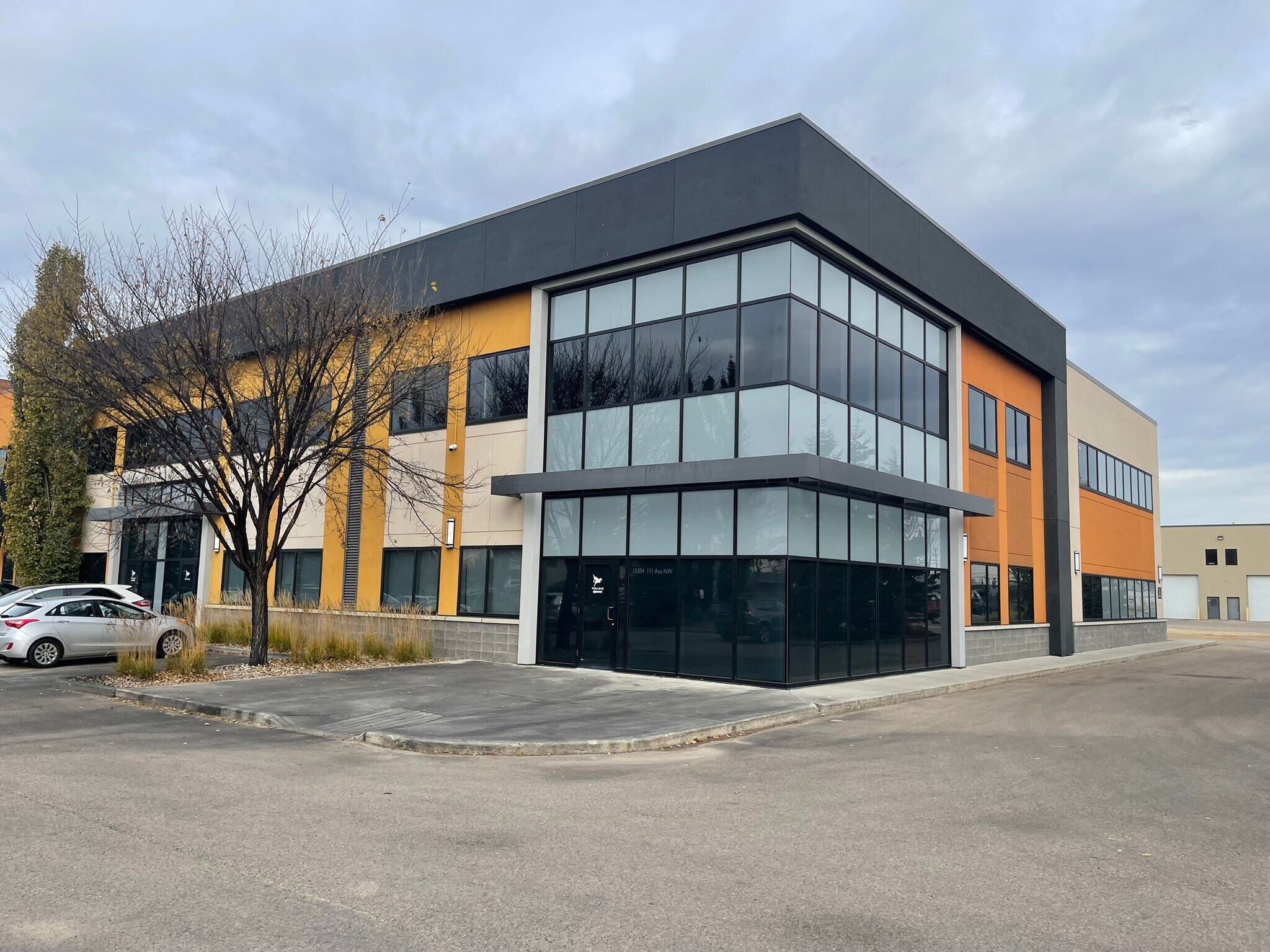 15350 111 Ave NW, Edmonton, AB à louer Photo principale– Image 1 sur 6