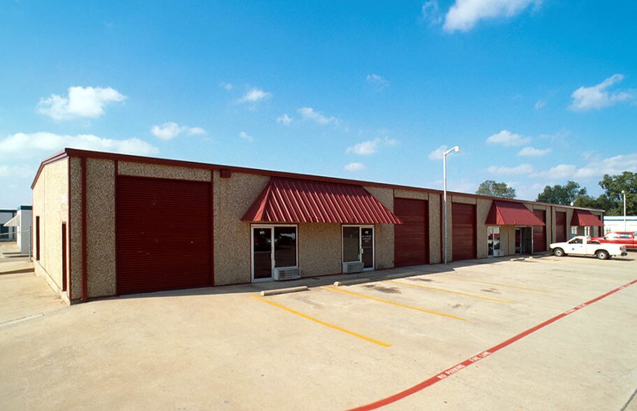 2205 W Division St, Arlington, TX à louer - Photo de l’immeuble – Image 3 sur 8