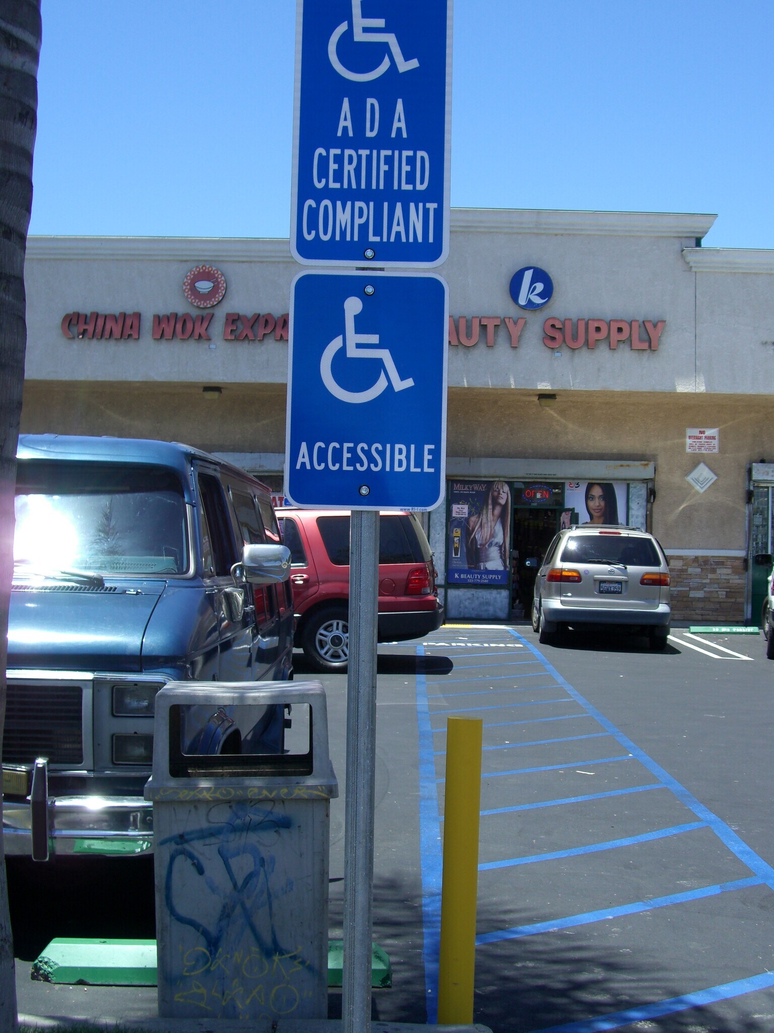 425 E Imperial Hwy, Los Angeles, CA à louer Photo de l’immeuble– Image 1 sur 4