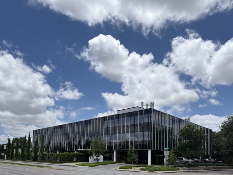 4525 Lemmon Ave, Dallas, TX à louer - Photo de l’immeuble – Image 1 sur 11