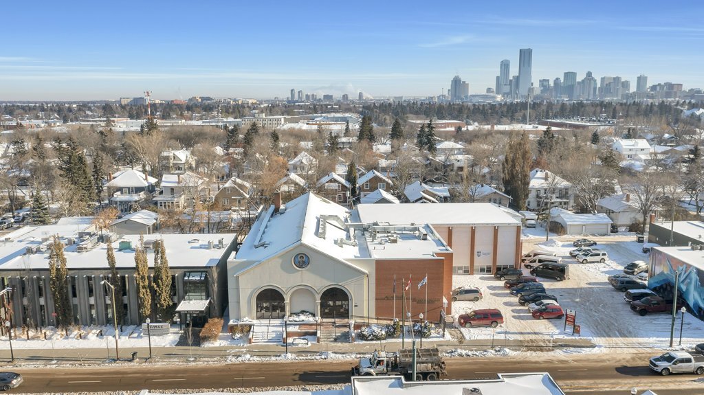 10831 124th St NW, Edmonton, AB à vendre Photo de l’immeuble– Image 1 sur 18