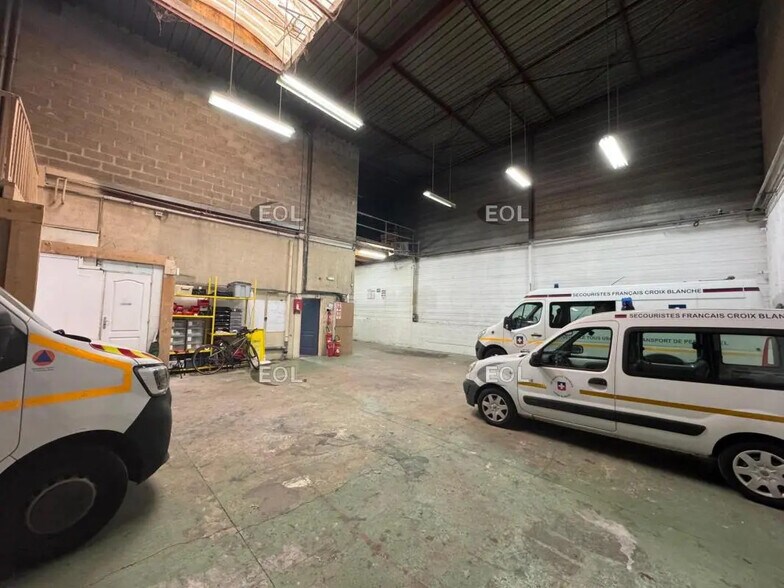 Local d’activités dans Noisy-le-Grand à louer - Photo de l’immeuble – Image 2 sur 8