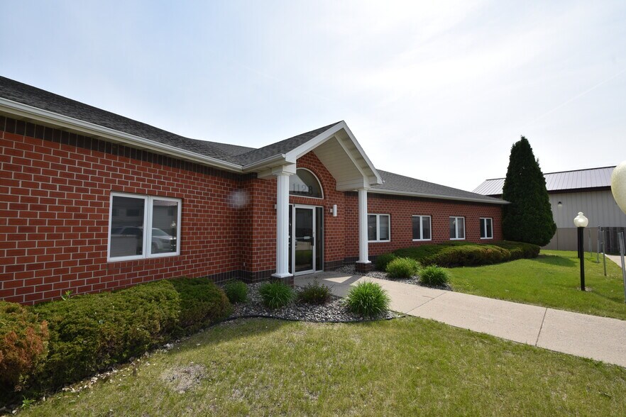 1128 Westrac Dr S, Fargo, ND à louer - Photo de l’immeuble – Image 2 sur 3