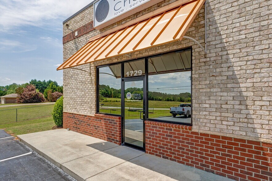 1729 Powdersville Rd, Easley, SC à louer - Photo de l’immeuble – Image 3 sur 11
