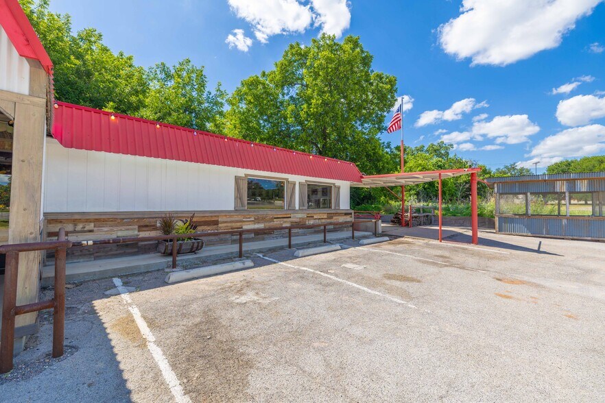 707 N Commercial Dr, Goldthwaite, TX à vendre - Photo de l’immeuble – Image 3 sur 31