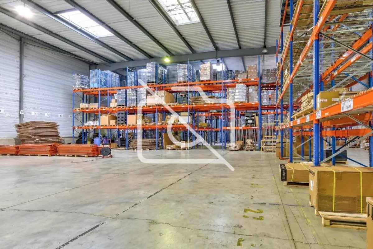 Industriel/Logistique dans Saint-Thibault-des-Vignes à louer Photo intérieure– Image 1 sur 6