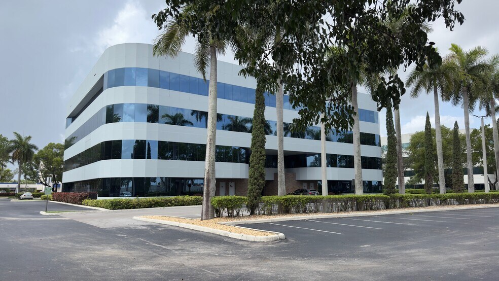 5835 Waterford District Dr, Miami, FL à louer - Photo de l’immeuble – Image 1 sur 8