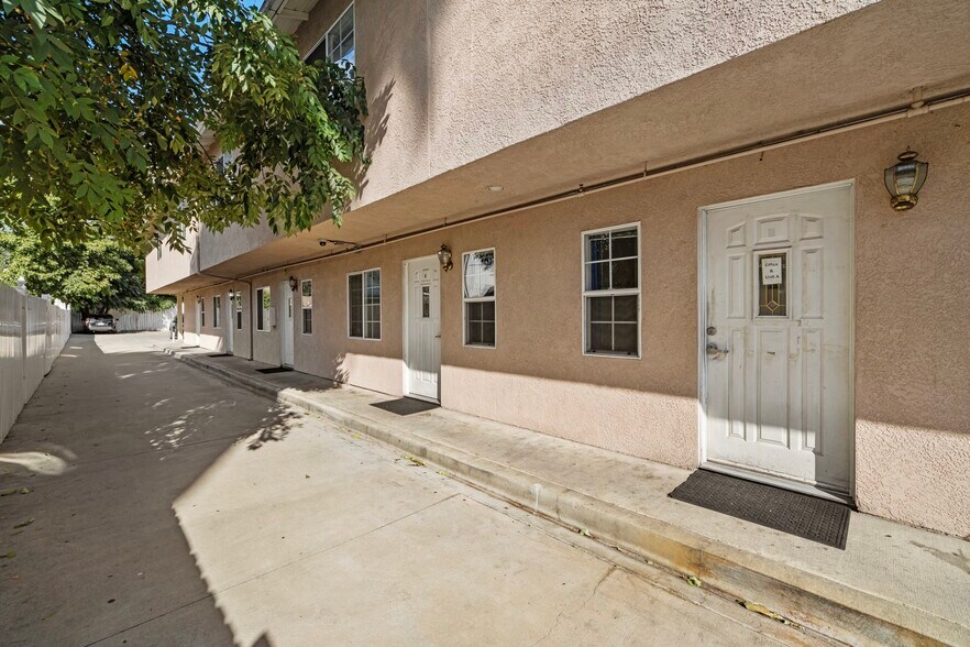 14203 Sylvan St, Van Nuys, CA à louer - Photo de l’immeuble – Image 2 sur 16