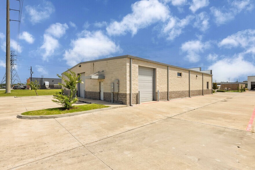 220 Ibis St, Webster, TX à louer - Photo de l’immeuble – Image 3 sur 15
