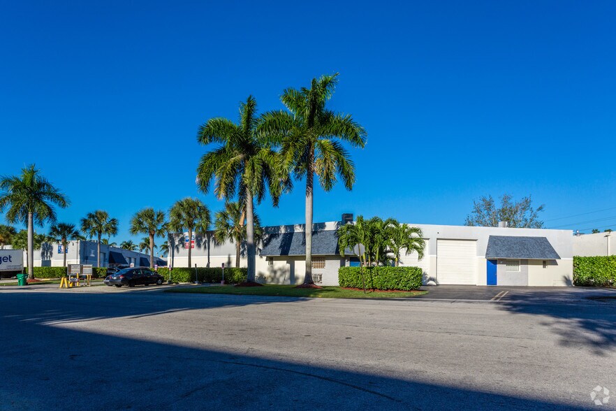 12110-12158 SW 114th Pl, Miami, FL à louer - Photo de l’immeuble – Image 1 sur 7