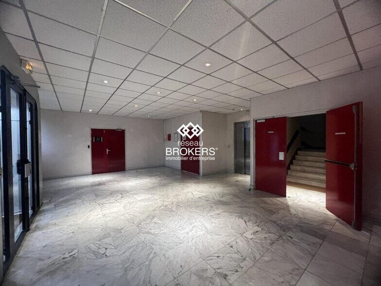 Bureau dans Villebon-sur-Yvette à louer - Hall d’entrée – Image 2 sur 8