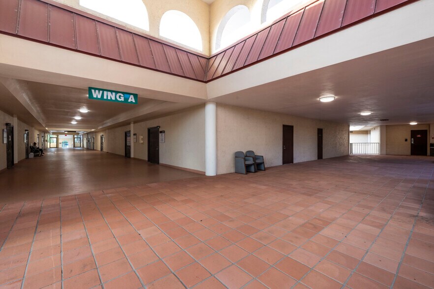 1801 SE Hillmoor Dr, Port Saint Lucie, FL à vendre - Photo intérieure – Image 2 sur 14