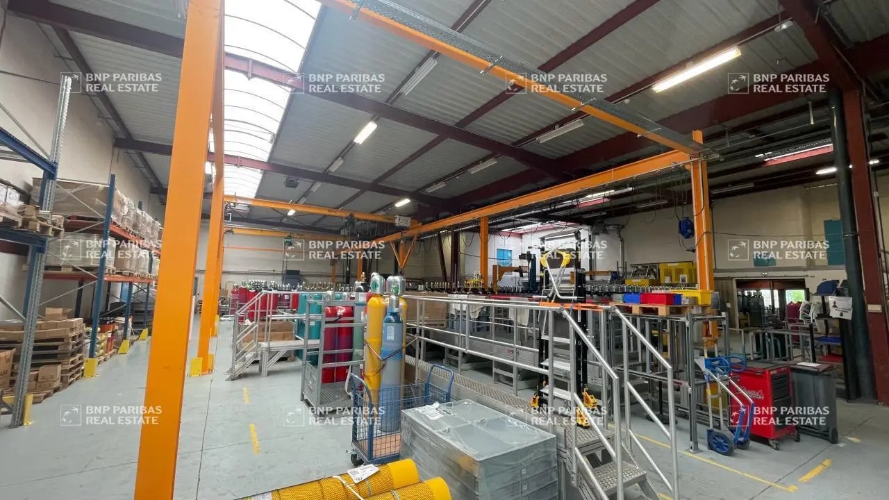 Local d'activités dans Buc à vendre Photo de l’immeuble– Image 1 sur 16