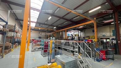 Local d'activités dans Buc à vendre Photo de l’immeuble– Image 1 sur 16