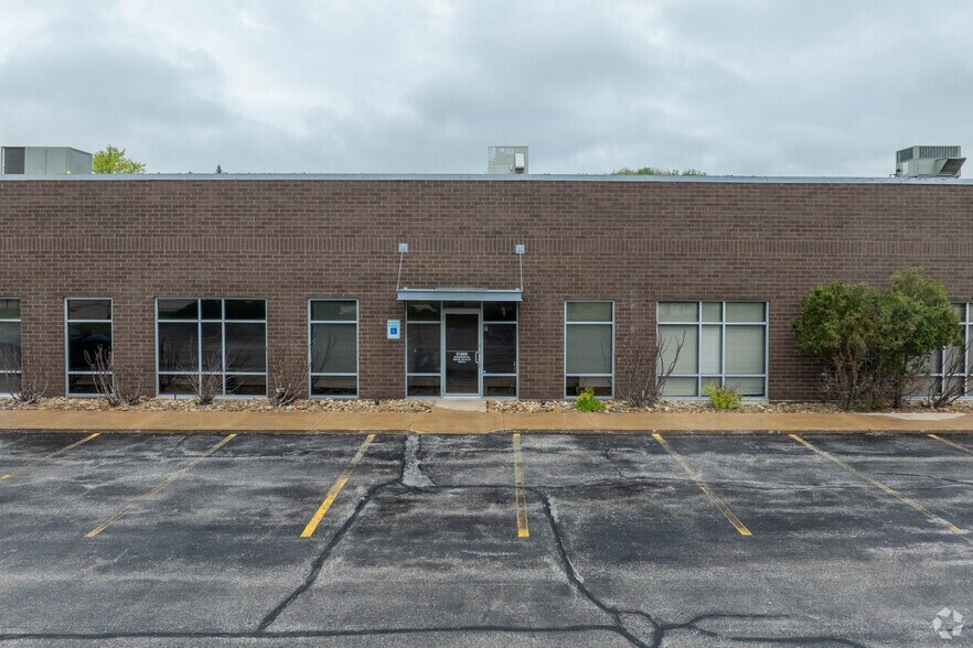 31005 Bainbridge Rd, Solon, OH à louer - Photo de l’immeuble – Image 2 sur 5
