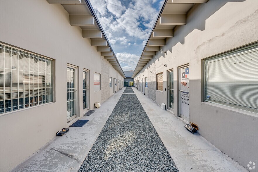 7440-7458 NW 8th St, Miami, FL à louer - Photo de l’immeuble – Image 2 sur 6