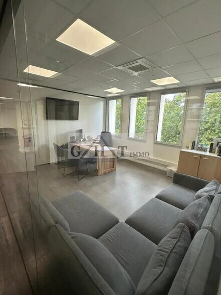 Bureau dans Charenton-le-Pont à vendre - Photo de l’immeuble – Image 1 sur 2