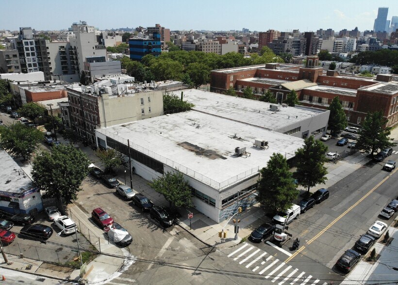 2813 14th St, Long Island City, NY à louer - Photo de l’immeuble – Image 3 sur 15