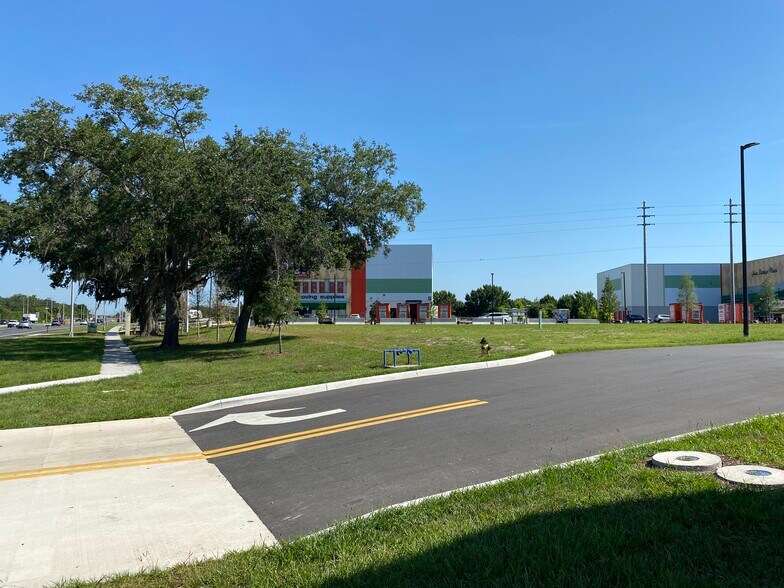 2643 E Irlo Bronson Memorial Hwy, Kissimmee, FL à louer - Photo de l’immeuble – Image 3 sur 6