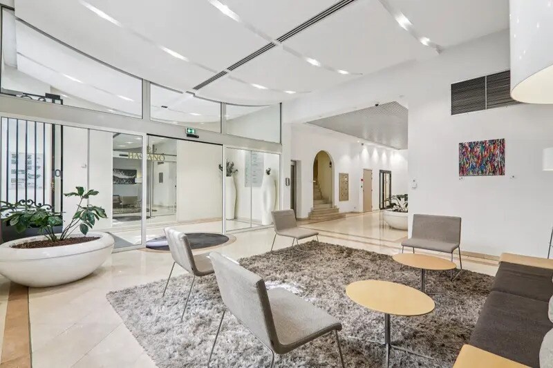 42 Rue De Bassano, Paris à louer - Photo de l’immeuble – Image 2 sur 42