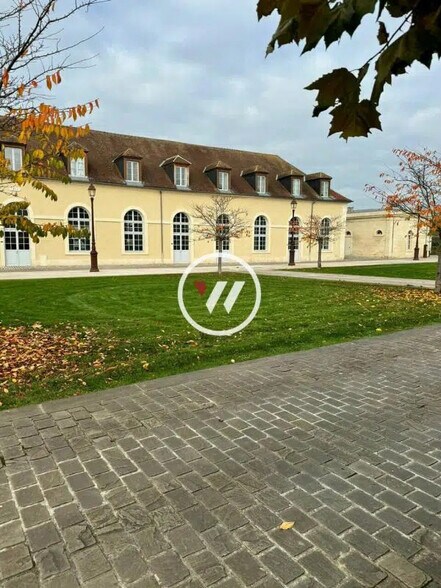 Local d’activités dans Compiègne à louer - Photo de l’immeuble – Image 1 sur 4