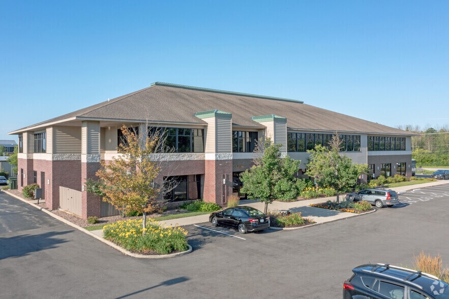 1249 W Liebau Rd, Mequon, WI à vendre - Photo principale – Image 1 sur 8