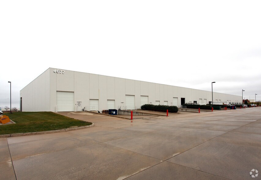 4651-4677 121st St, Urbandale, IA à louer - Photo de l’immeuble – Image 3 sur 8