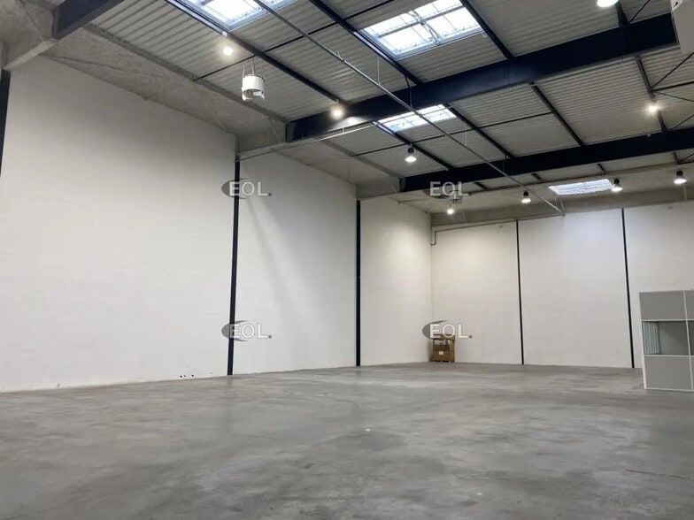 Local d’activités dans Villeneuve-la-Garenne à louer - Photo de l’immeuble – Image 3 sur 6
