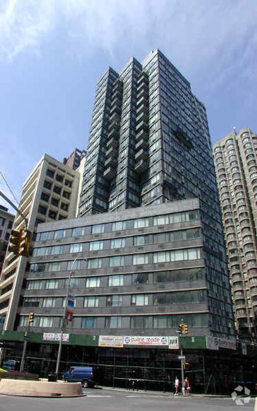 1875 Broadway, New York, NY à louer - Photo de l’immeuble – Image 3 sur 4