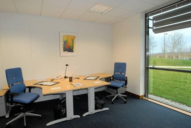 Plus de détails pour 18 Place Des Nympheas, Villepinte - Bureau à louer